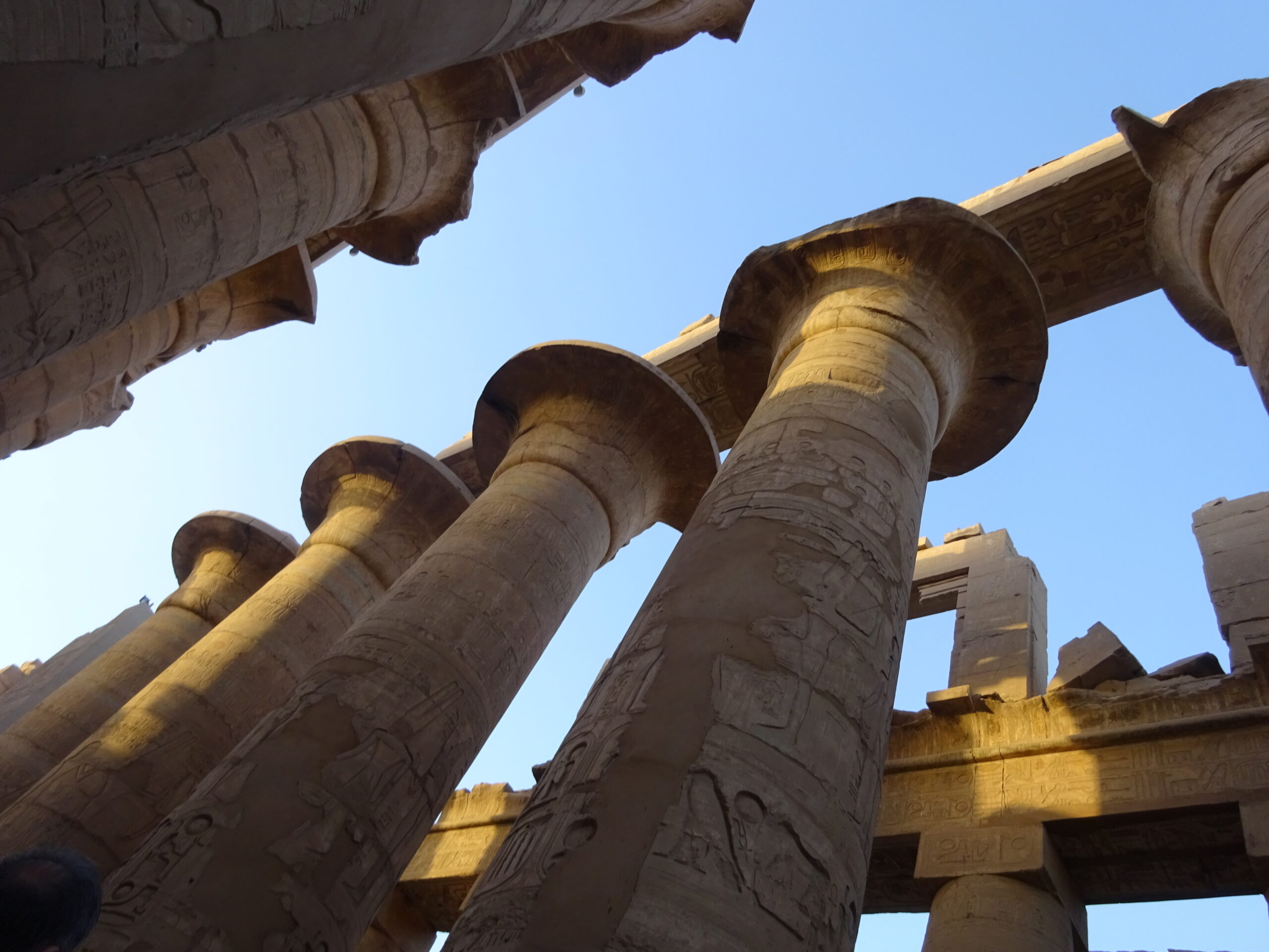 エジプトのルクソールのカルナック神殿の大列柱室