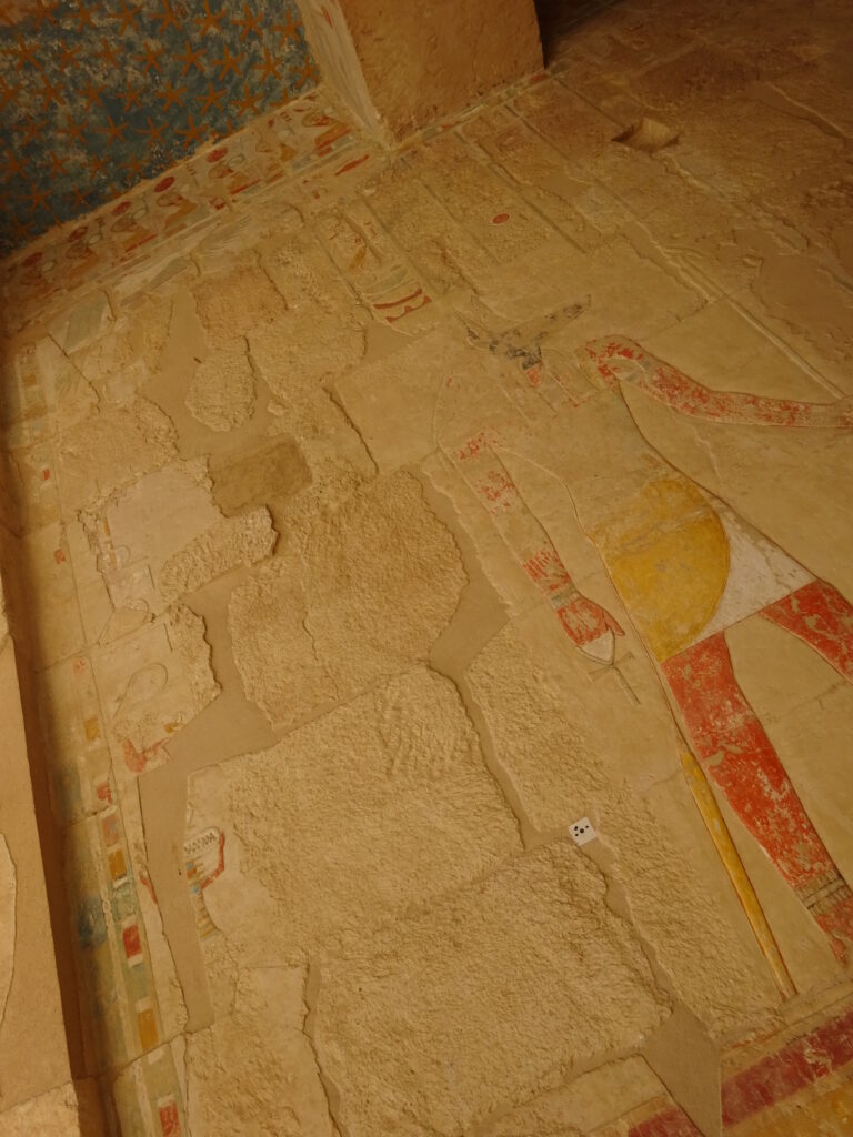 ハトシェプスト女王葬祭殿内の削られた壁画