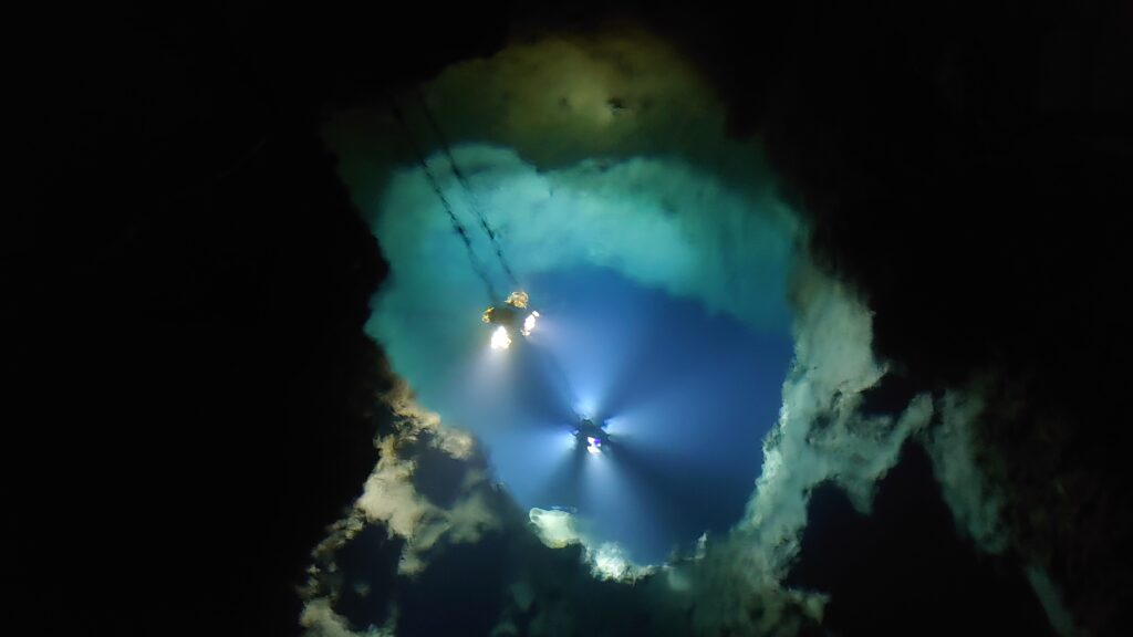 龍泉洞の第三地底湖